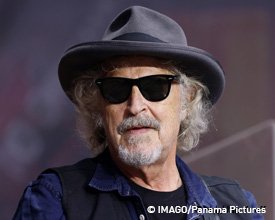 Wolfgang Niedecken mit Hut und Sonnenbrille bei einem Konzert