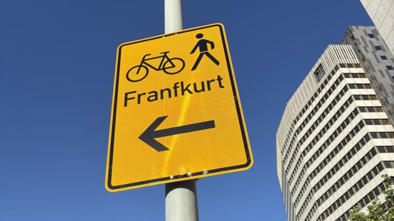 Verkehrsschild mit der Aufschrift: Frankfkurt