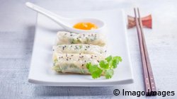 Drei Sommerrollen mit Spargelfüllung