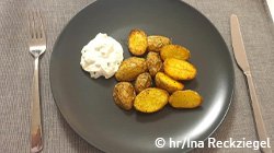 Die Ofenkartoffeln auf einem Teller.