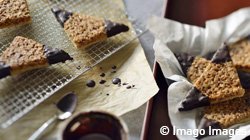 Nussecken beim Trocknen der Schoko-Ecken.