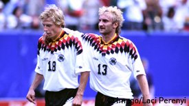 Jürgen Klinsmann und Rudi Völler nach dem Aus der deutschen Elf gegen Bulgarien.