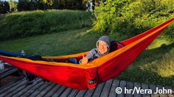 hr4-Redakteurin Vera John in der Hängematte auf dem Schlafpodest im Habichtswald.