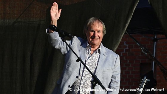 Chris de Burgh winkt ins Publikum