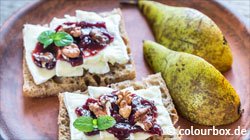 Toast mit Camembert und Walnüssen