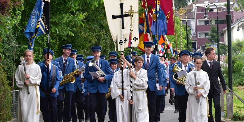 Kirchliche Prozession durch die Straßen