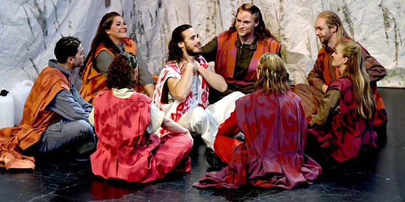 Szenefoto der Burgfestspiele: Jesus sitzt im Kreis seiner Jünger