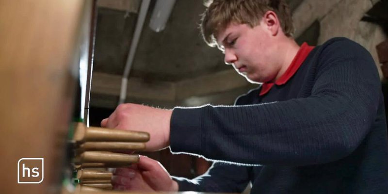 Mattis Schuller schlägt mit Fäusten das Carillon an