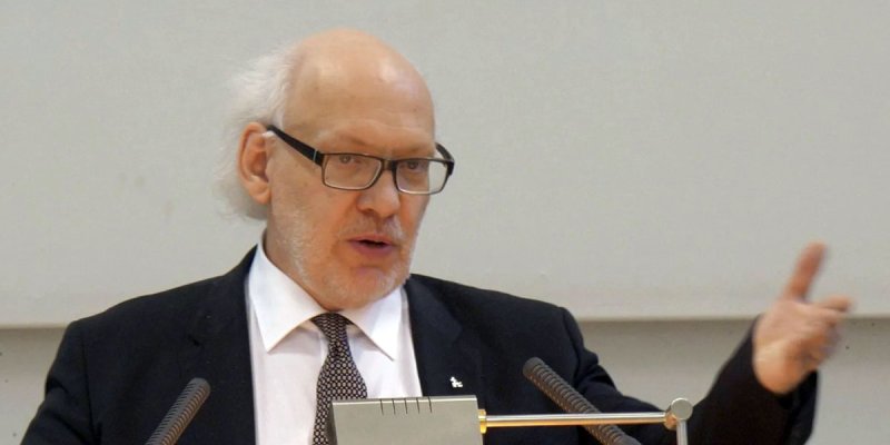 Godehard Brüntrup während eines Vortrags vor dem Mikrofon