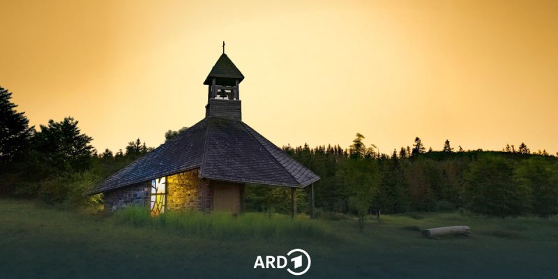 eine von innen erleuchtete Kapelle vor dunklem Wald, gelb gefärbter Himmel und dem ARD-Logo