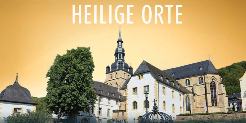 Außenansicht der Abtei Tholey mit Kichturm vor gelbem Himmel und dem Schriftzug "Heilige Orte"