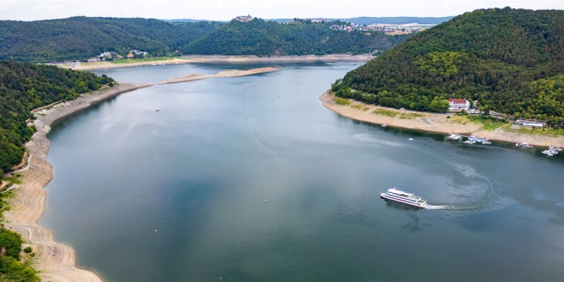 Luftaufnahme des Edersees mit Niedrigwasser und einem Ausflugsdampfer