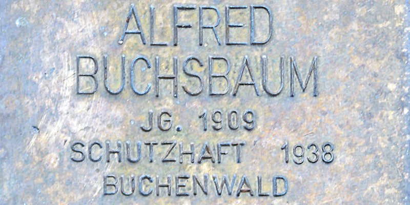 Ausschnitt aus dem Stolperstein mit der Aufschrift "Alfred Buchsbaum Jg. 1909 Schutzhaft 1938 Buchenwald"