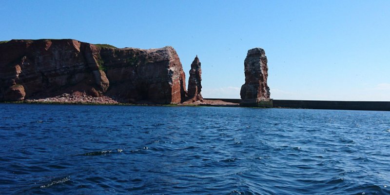 Küste und Felsformation der Langen Anna von Helgoland mit Wasser im Vordergrund