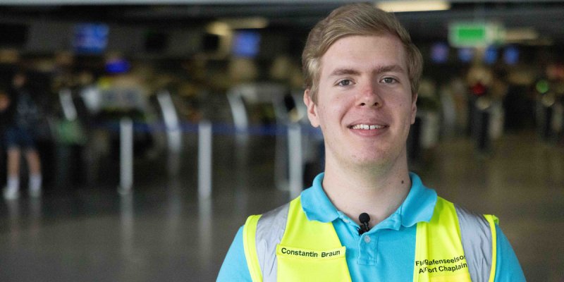 Constantin Bauer mit gelber Warnweste am Flughafen Frankfurt