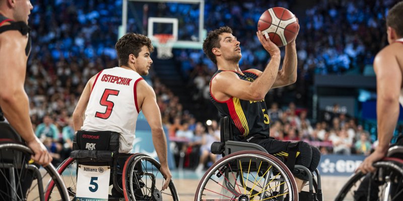 Nico Dreimüller ist am Ball während eines Rollstuhl-Basketball-Spiels in einer Sporthalle