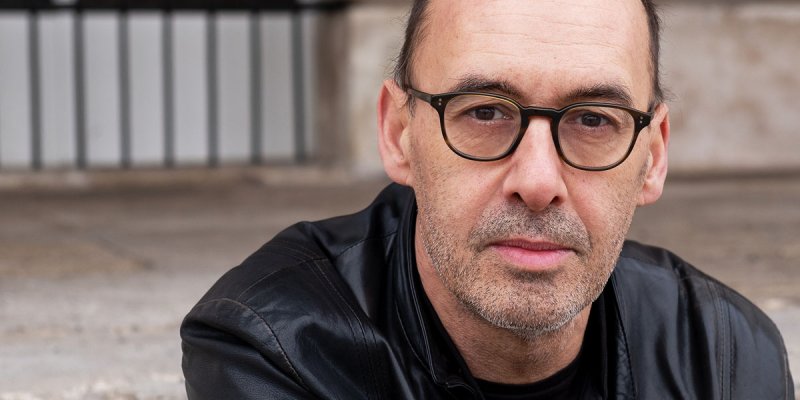 Porträtaufnahme des Autors Robert Misik mit Brille, Freitagebart und Lederjacke