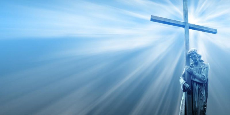 Jesus, der sein Kreuz trägt vor einem hellen Licht