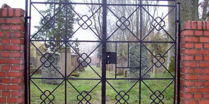 Blick durch das eiserne Tor in den Jüdischen Friedhof in Bad Soden