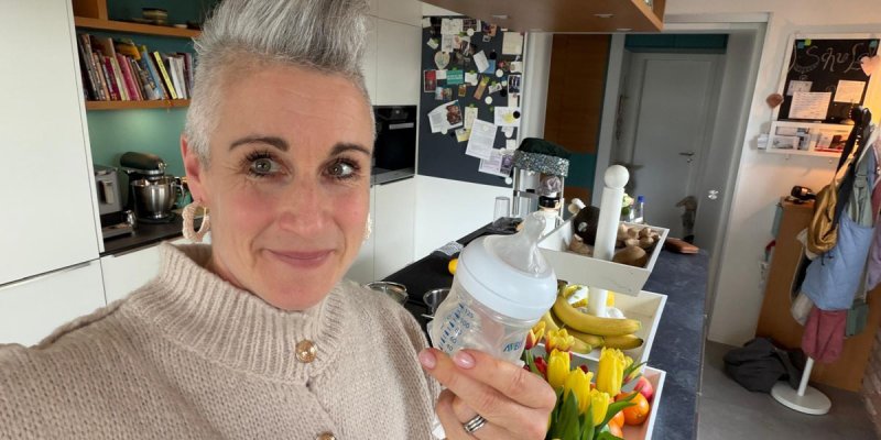 Sonja Spangenberg mit Babyflasche in ihrer Küche