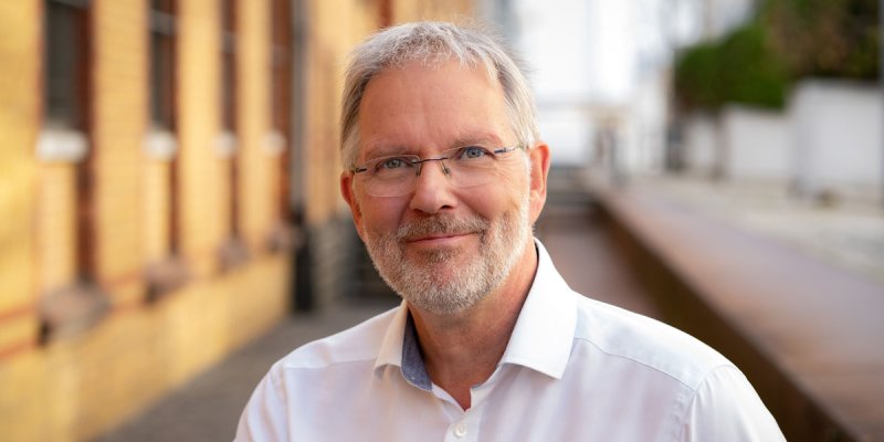 Porträt von Arnd Henze