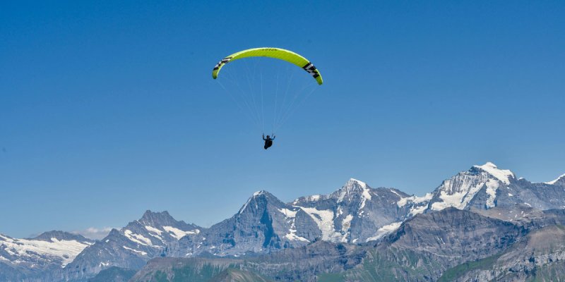 Gleitschirm über den Schweizer Alpen